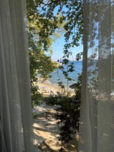 Denizevi Karvunyi Butik Otel Kolyoz odasının balkonundan Marmara Adası manzarası – rahat ve huzurlu tatil deneyimi