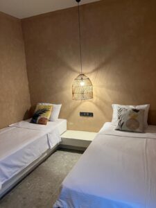Denizevi Karvunyi Butik Otel Lipsoz Suit odasının iç mekân görüntüsü – Marmara Adası’nda butik otel konaklaması