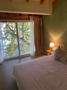 Denizevi Karvunyi Butik Otel Sardalya odasının iç mekân görüntüsü – Marmara Adası butik otel konaklaması