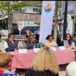 Slow Food Günleri’nde yerel ürünlerin sunulduğu ikram masasında oturan insanlar, geleneksel tatları paylaşarak keyifli bir atmosfer oluşturuyor.