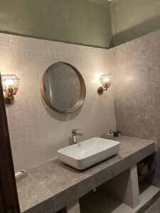 Denizevi Karvunyi Butik Otel suit odalarına ait modern ve şık banyo iç mekanı – Marmara Adası’nda konforlu tatil