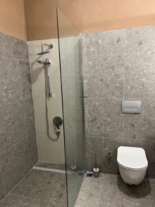 Denizevi Karvunyi Butik Otel suit odasının yeni, temiz ve modern banyo iç mekanı – Marmara Adası’nda konforlu tatil deneyimi