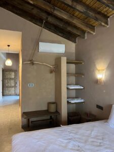 Karvunyi Otel Tekir Suit’in deniz tarafından görüntülenmiş dış cephesi – Marmara Adası butik otelde şık ve sade mimari