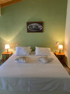 Denizevi Karvunyi Zargana odasında çift kişilik yatak – Marmara Adası butik otel konaklaması
